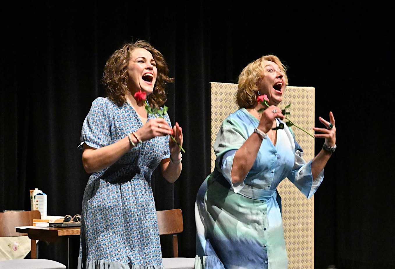 Skats no Latviešu-dāņu biedrības teātra “Pūpols” izrādes “Tāda es esmu” (rež. Inese Legzdiņa) // Foto – Guntars Līcis